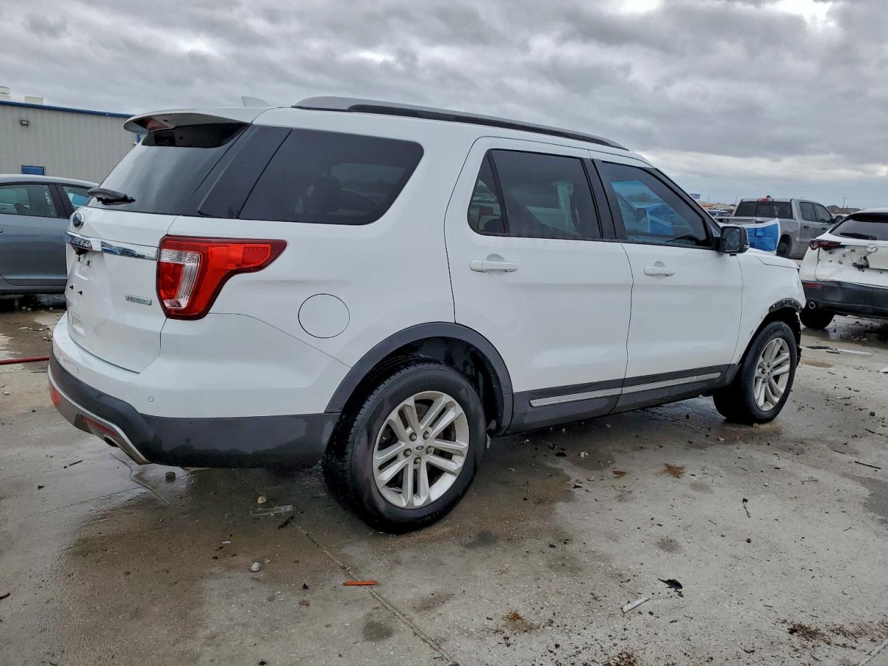Ford Explorer Xlt Image 3
