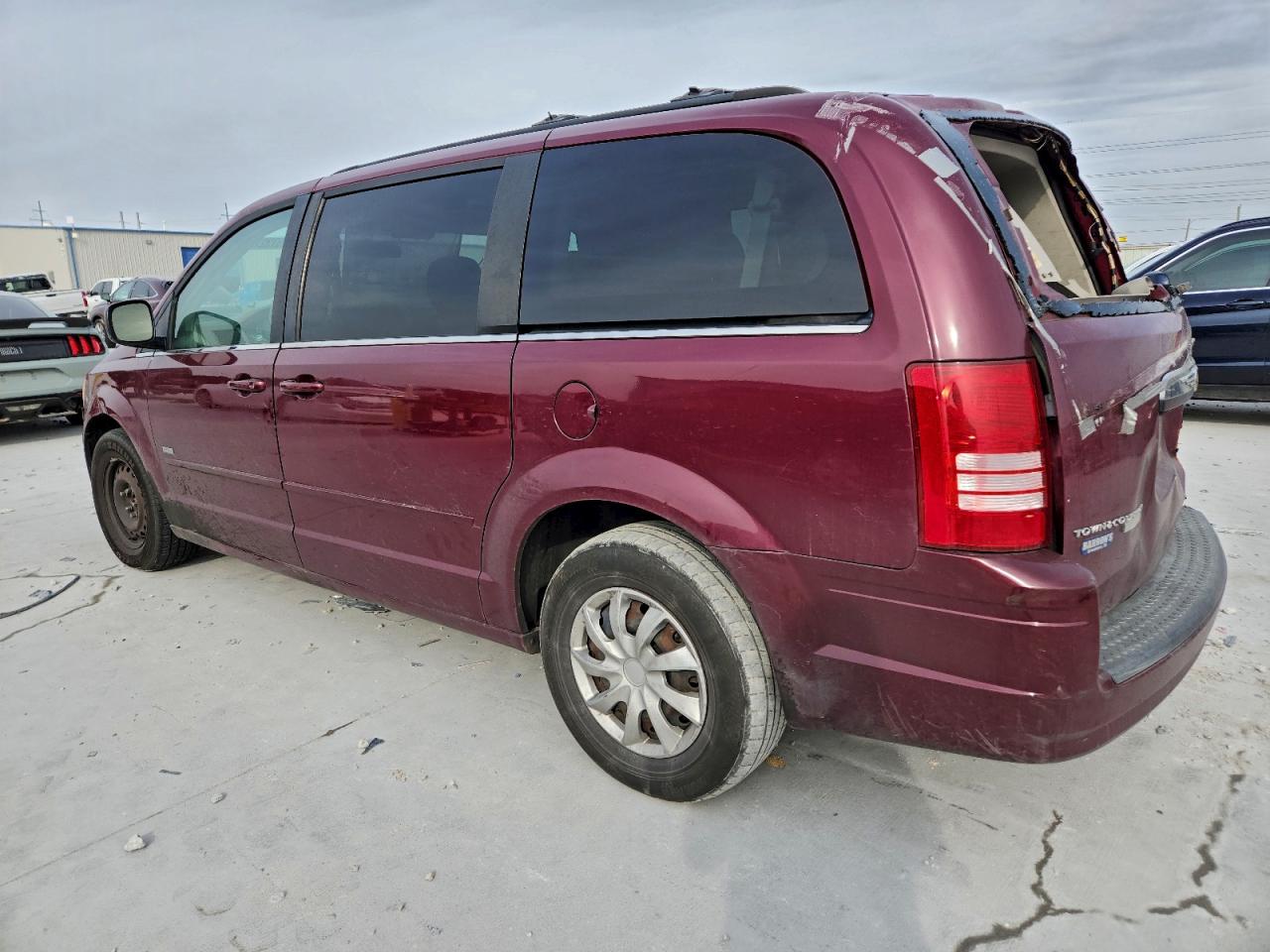 Chrysler Minivan Touring Image 3