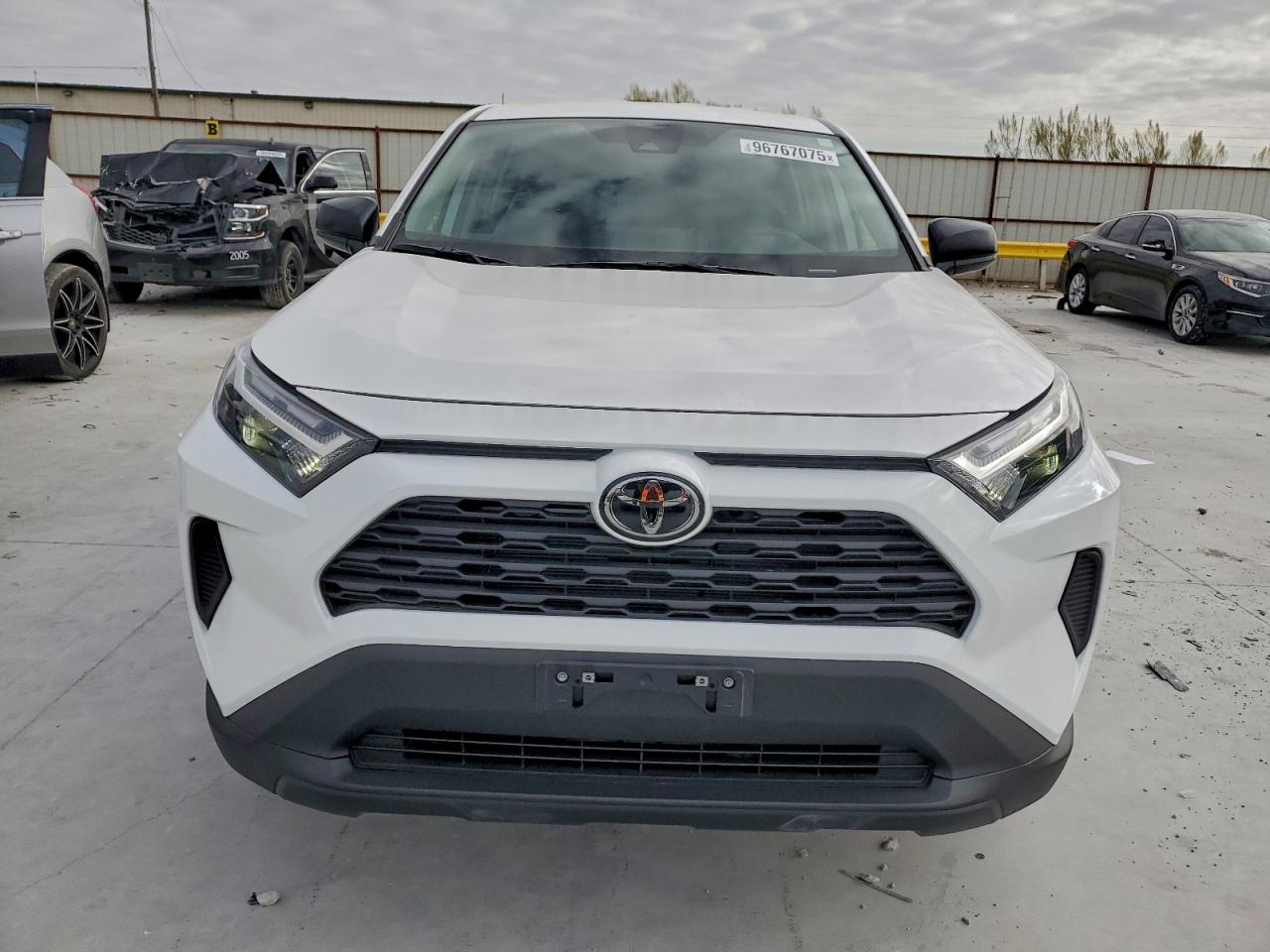Toyota RAV4 Le Image 3
