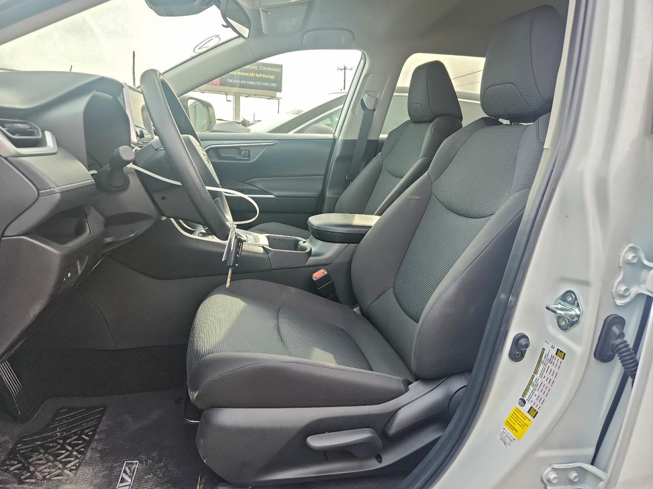 Toyota RAV4 Le Image 10