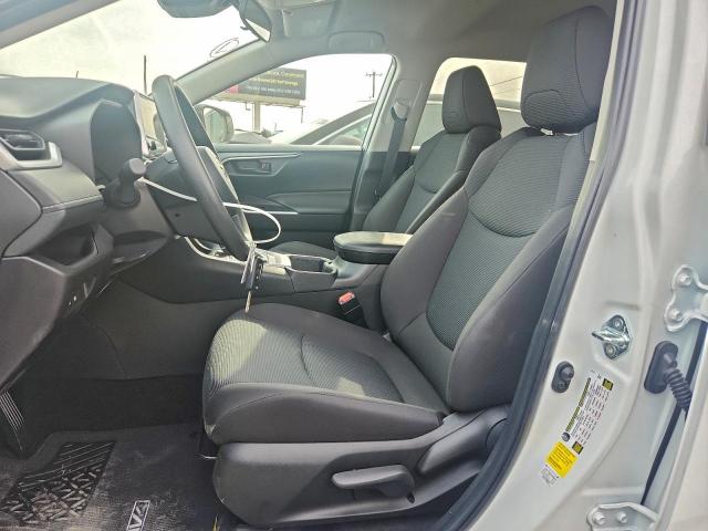 Toyota RAV4 Le Image 10