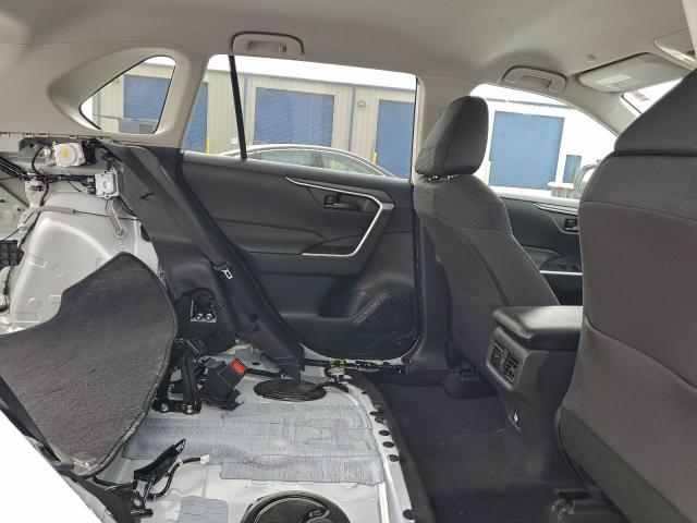 Toyota RAV4 Le Image 12