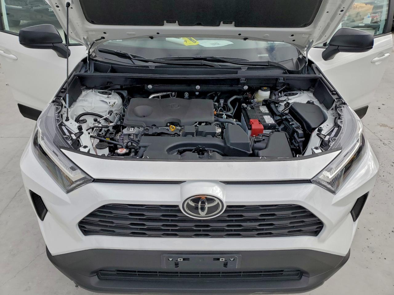 Toyota RAV4 Le Image 11