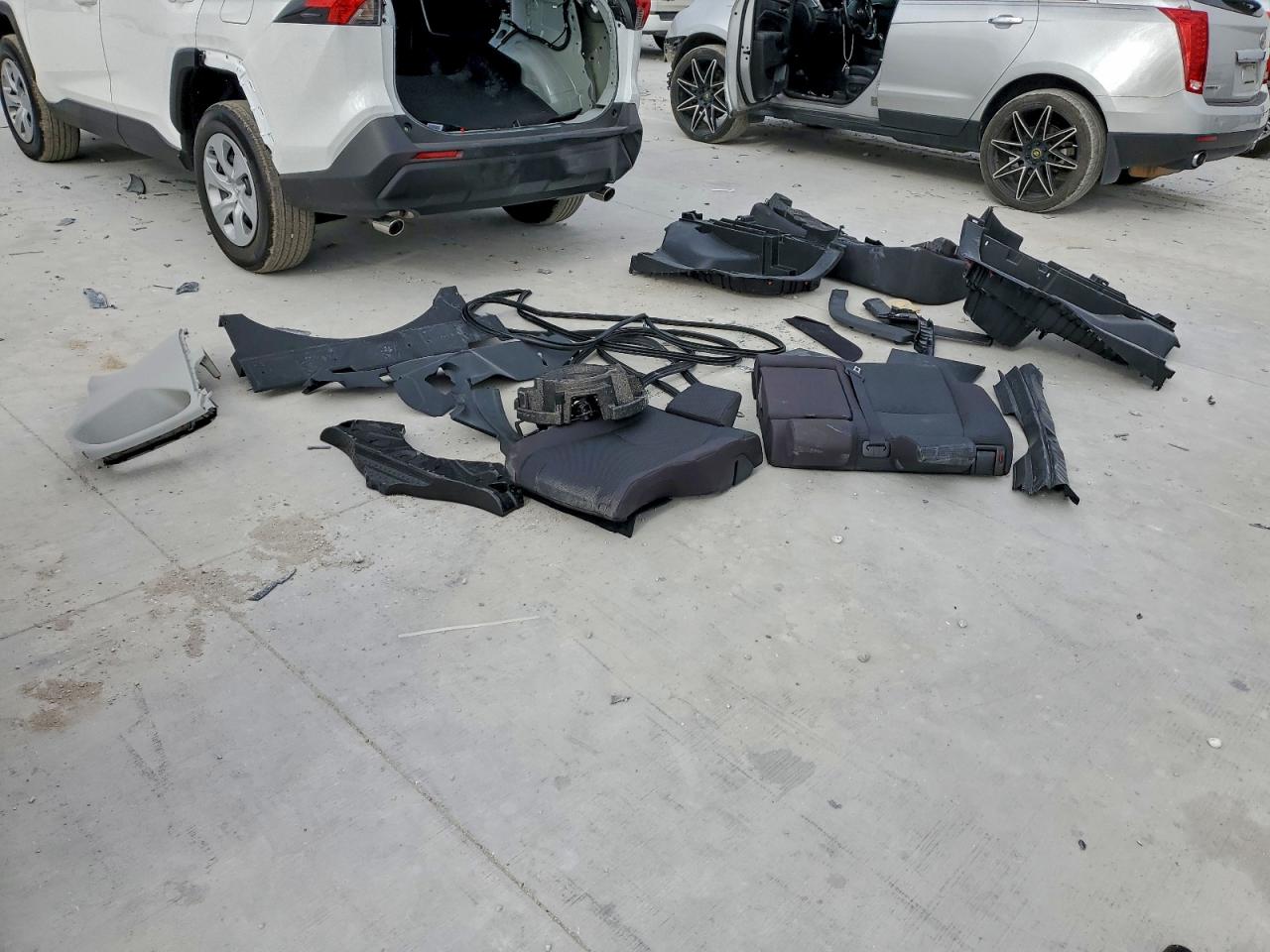 Toyota RAV4 Le Image 9