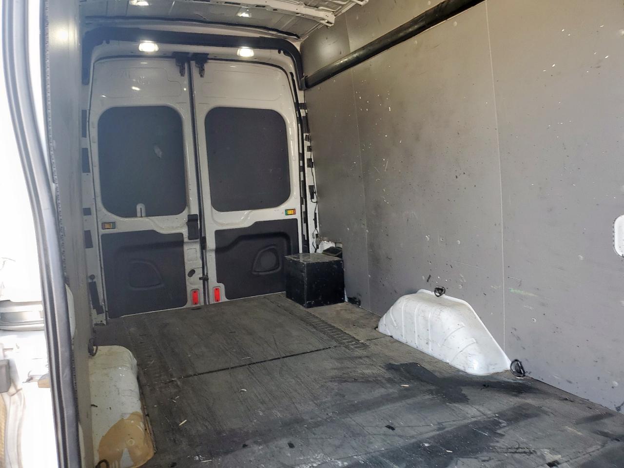 Ford Transit T-250 Image 6