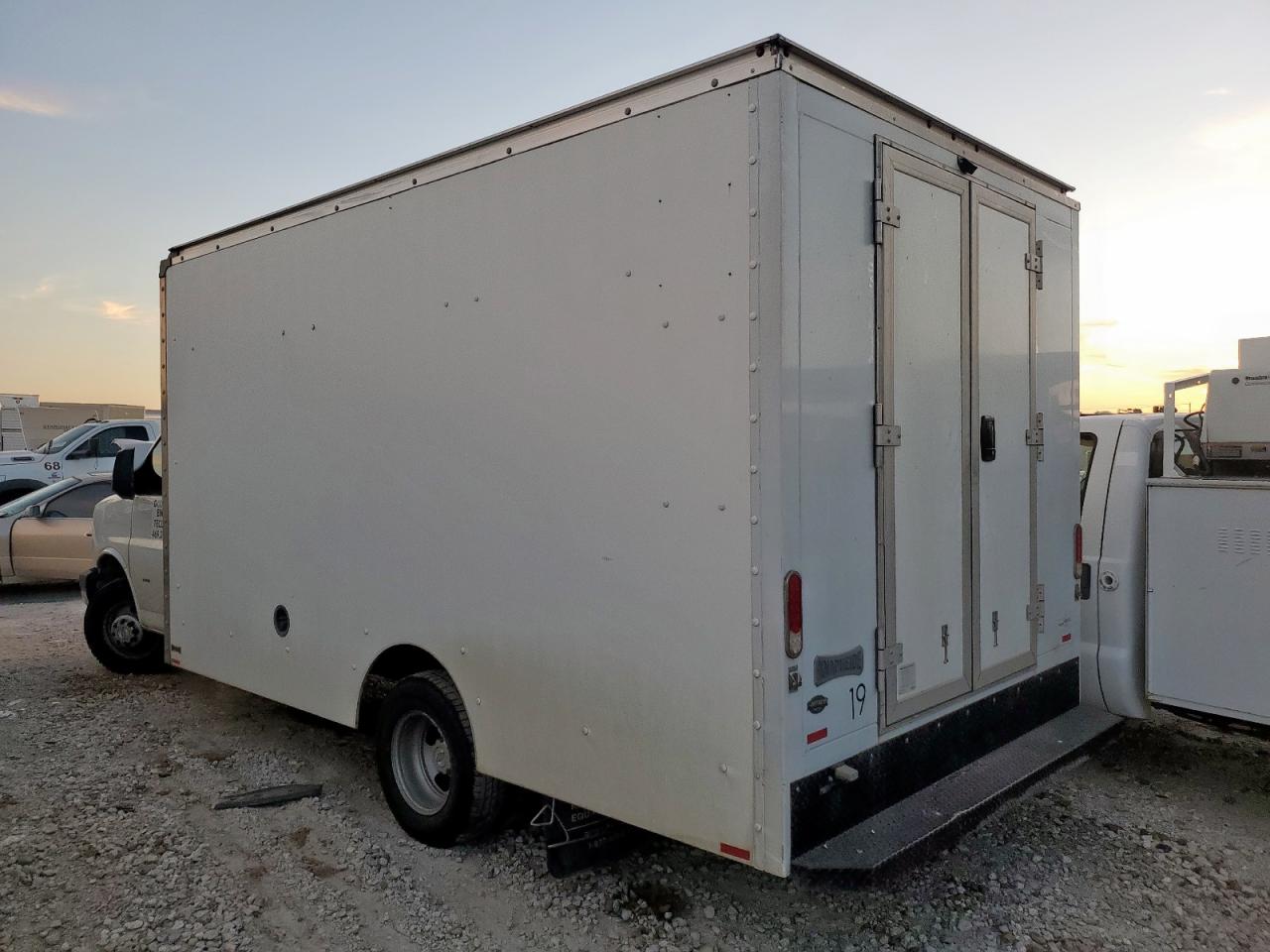 Chevrolet Express Image 12