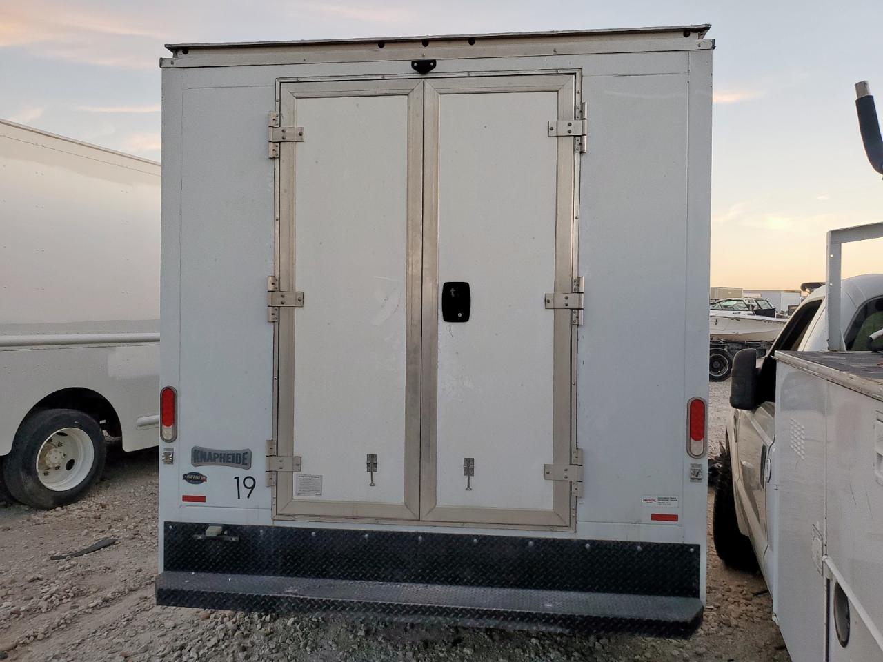 Chevrolet Express Image 2