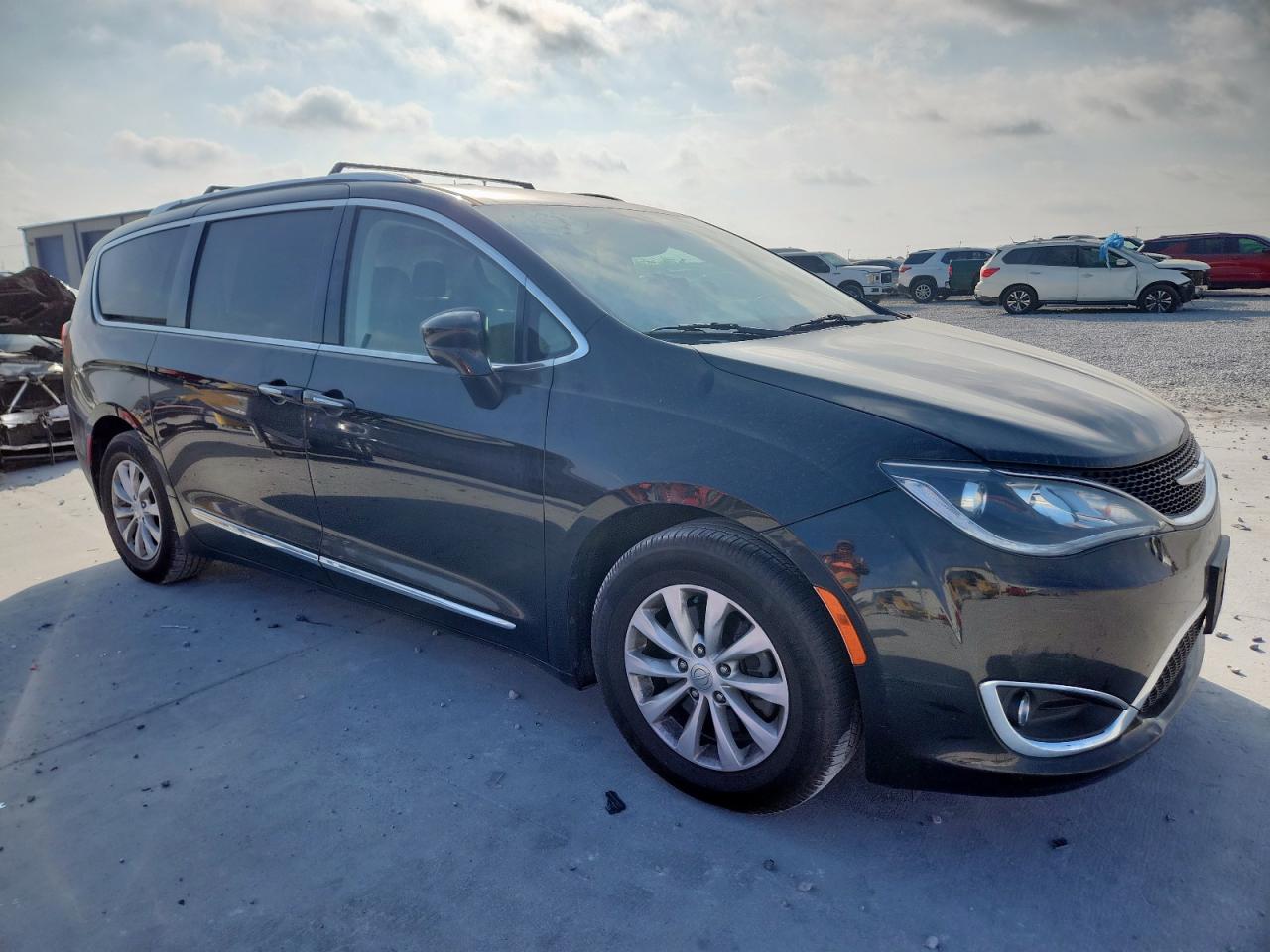 Chrysler Pacifica Touring L Image 5