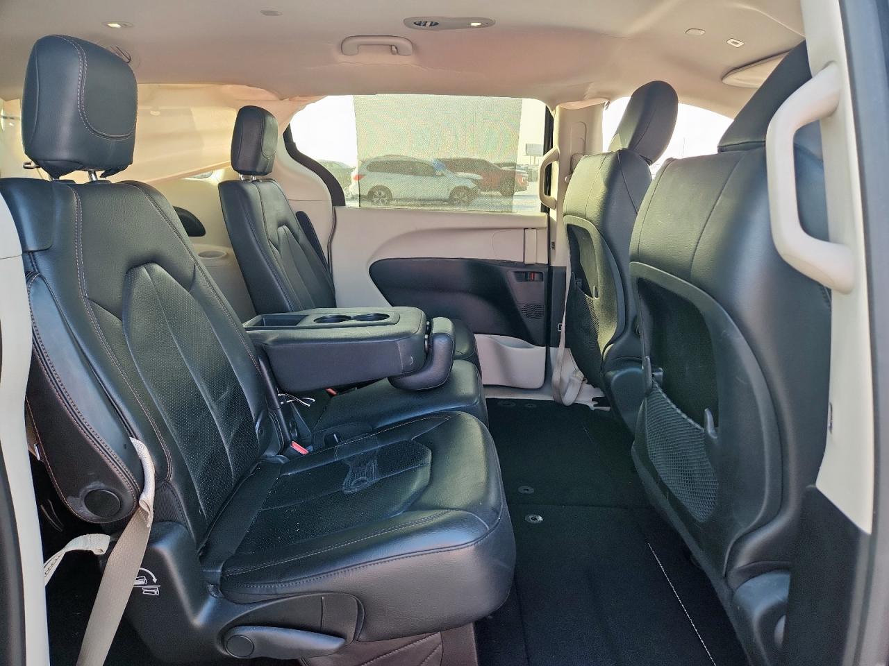 Chrysler Pacifica Touring L Image 4