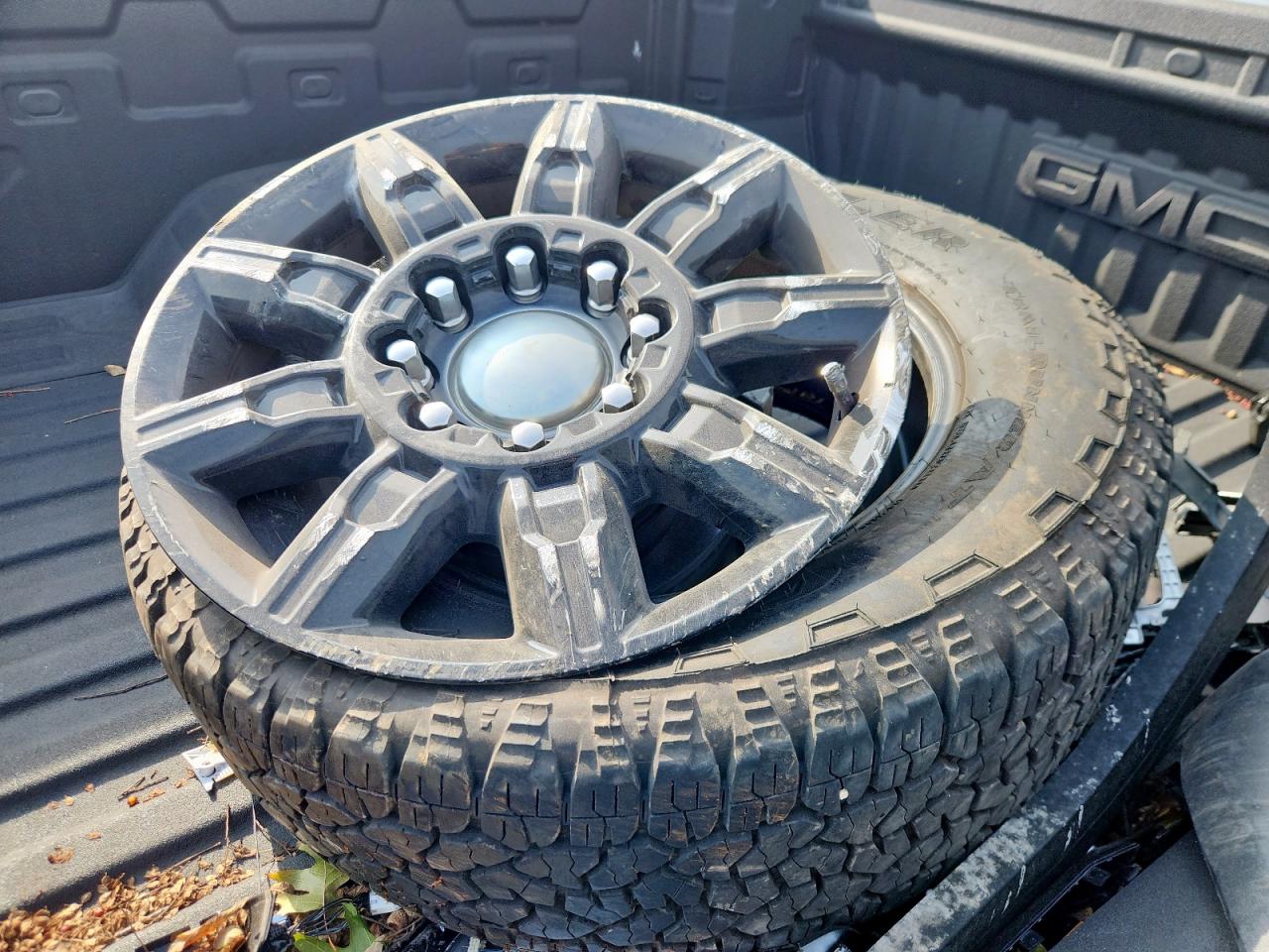 GMC Sierra K2500 At4 Image 10