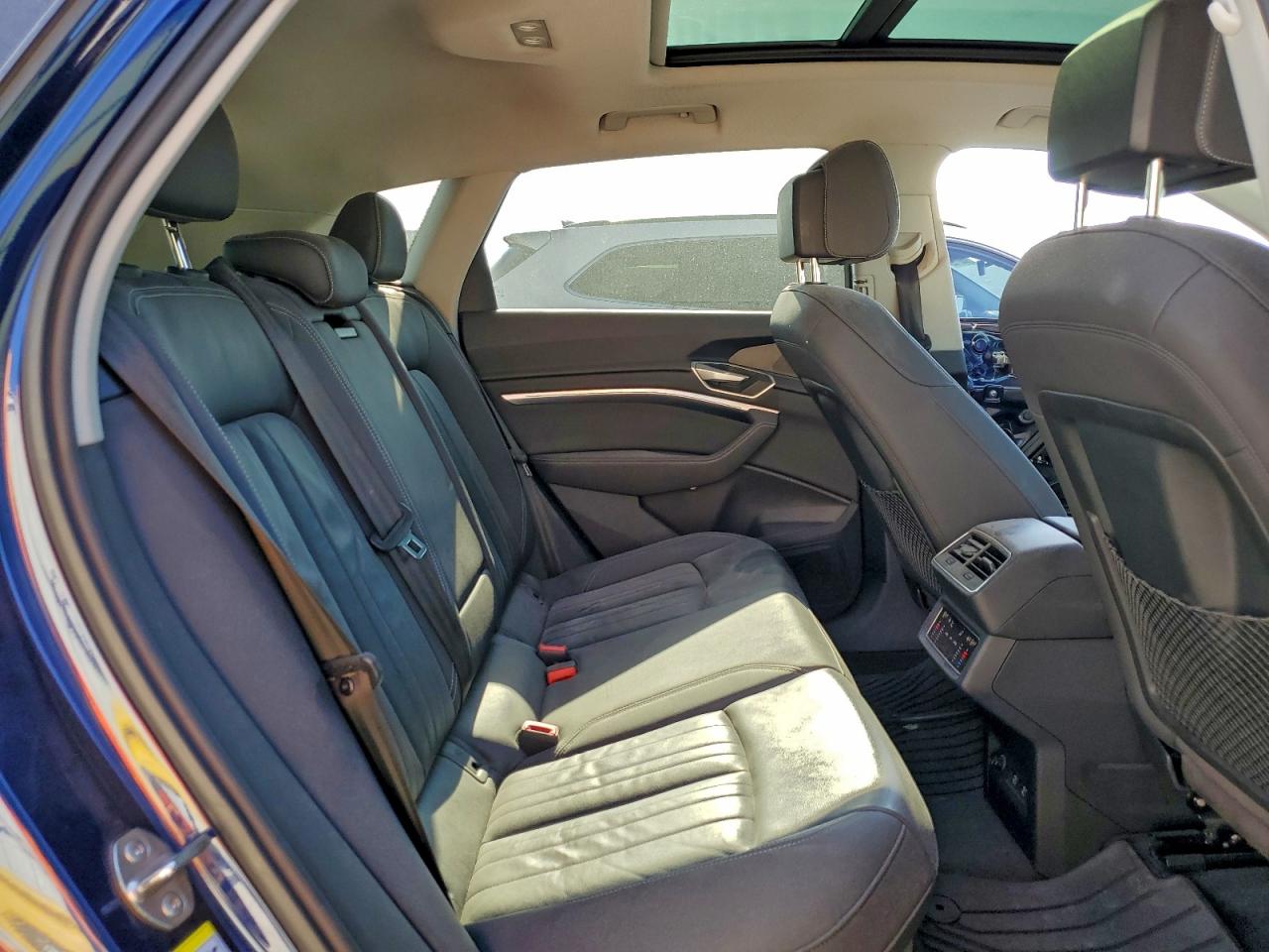 Audi e-tron Premium Image 13