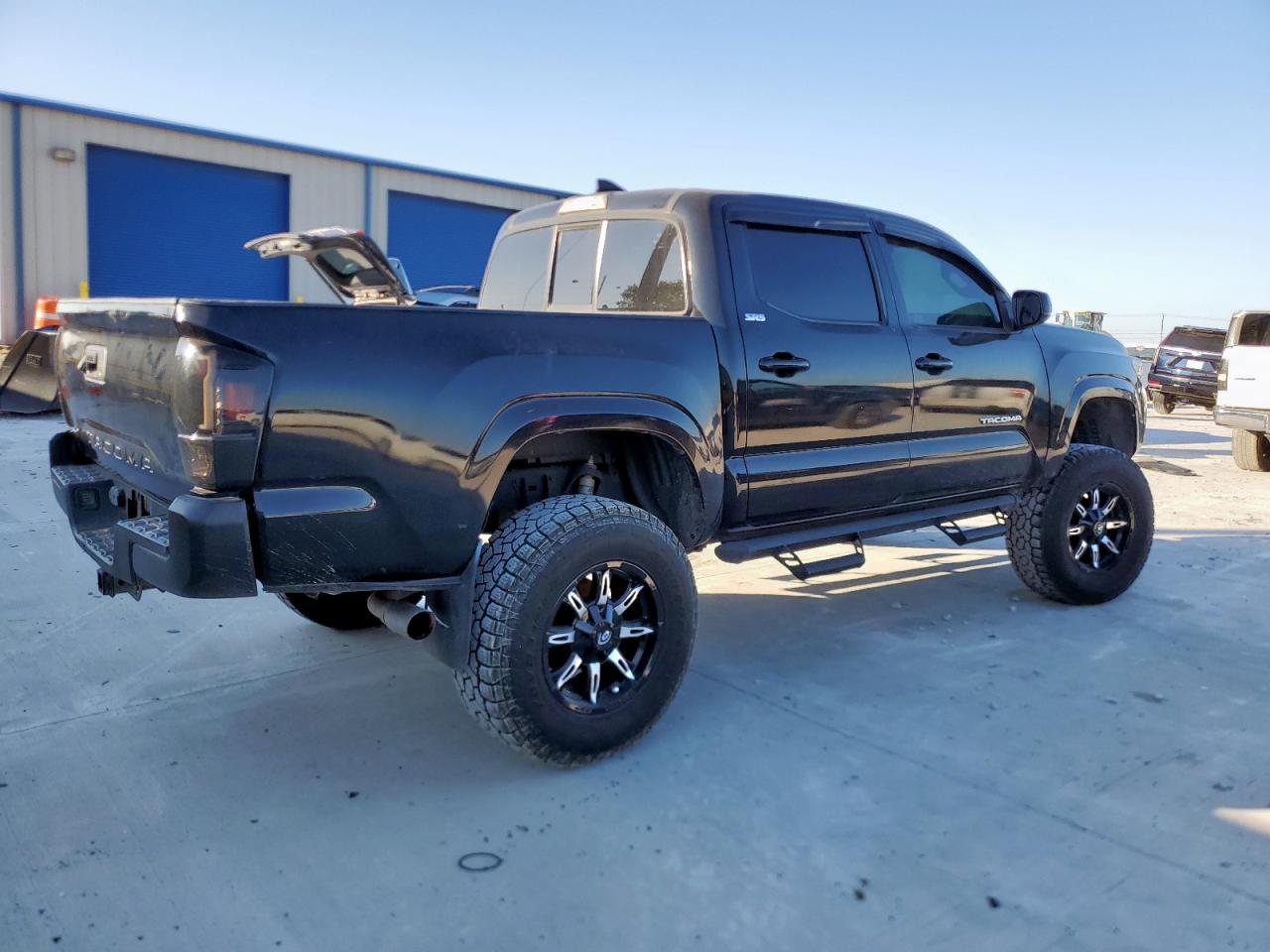 Toyota Tacoma Double Cab Image 12