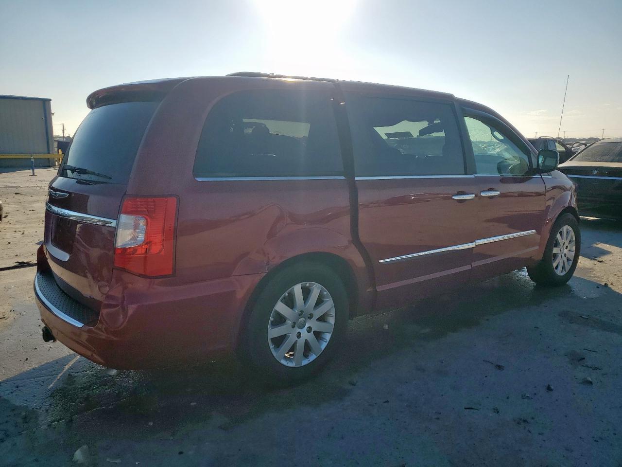 Chrysler Minivan Touring L Image 2