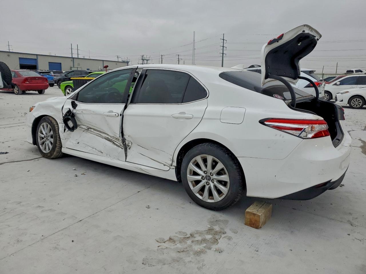 Toyota Camry Le Image 7