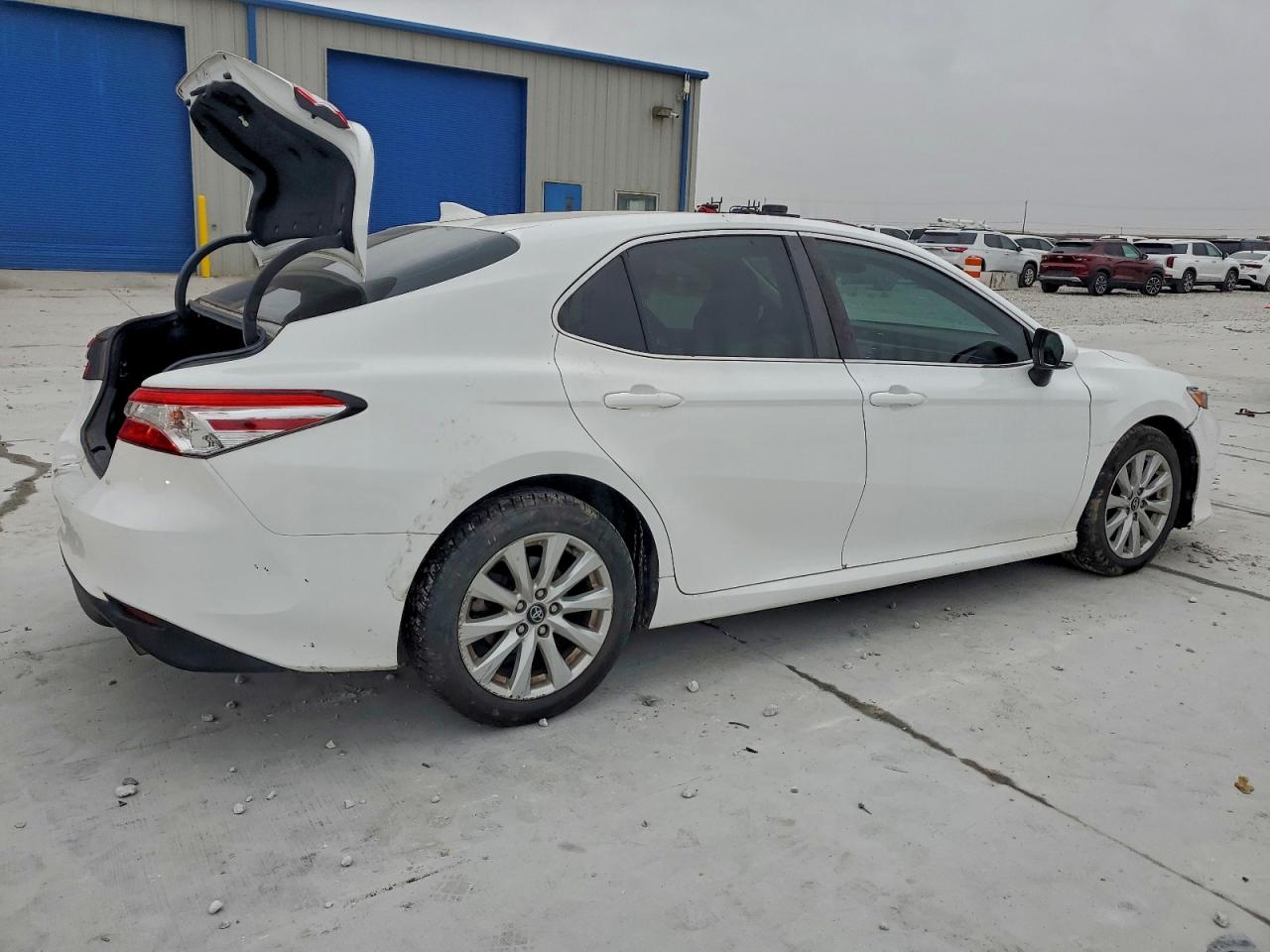 Toyota Camry Le Image 2