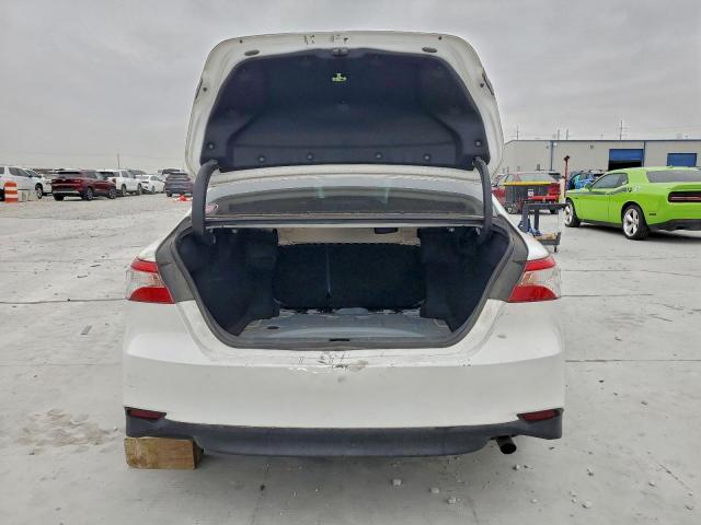 Toyota Camry Le Image 5