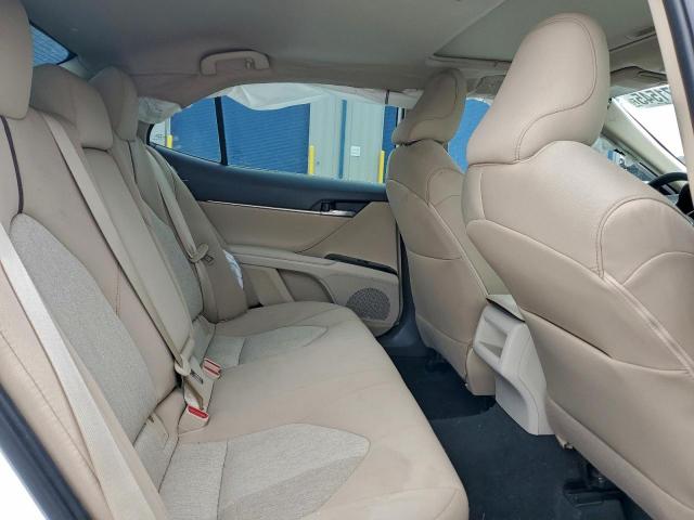 Toyota Camry Le Image 10