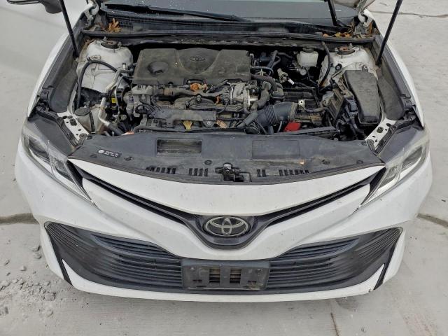 Toyota Camry Le Image 11