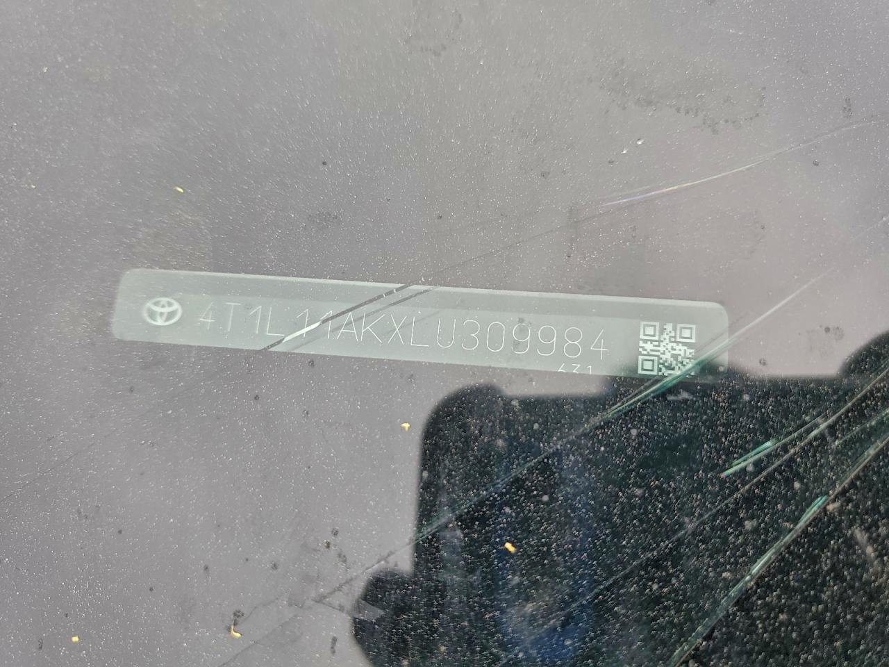 Toyota Camry Le Image 8