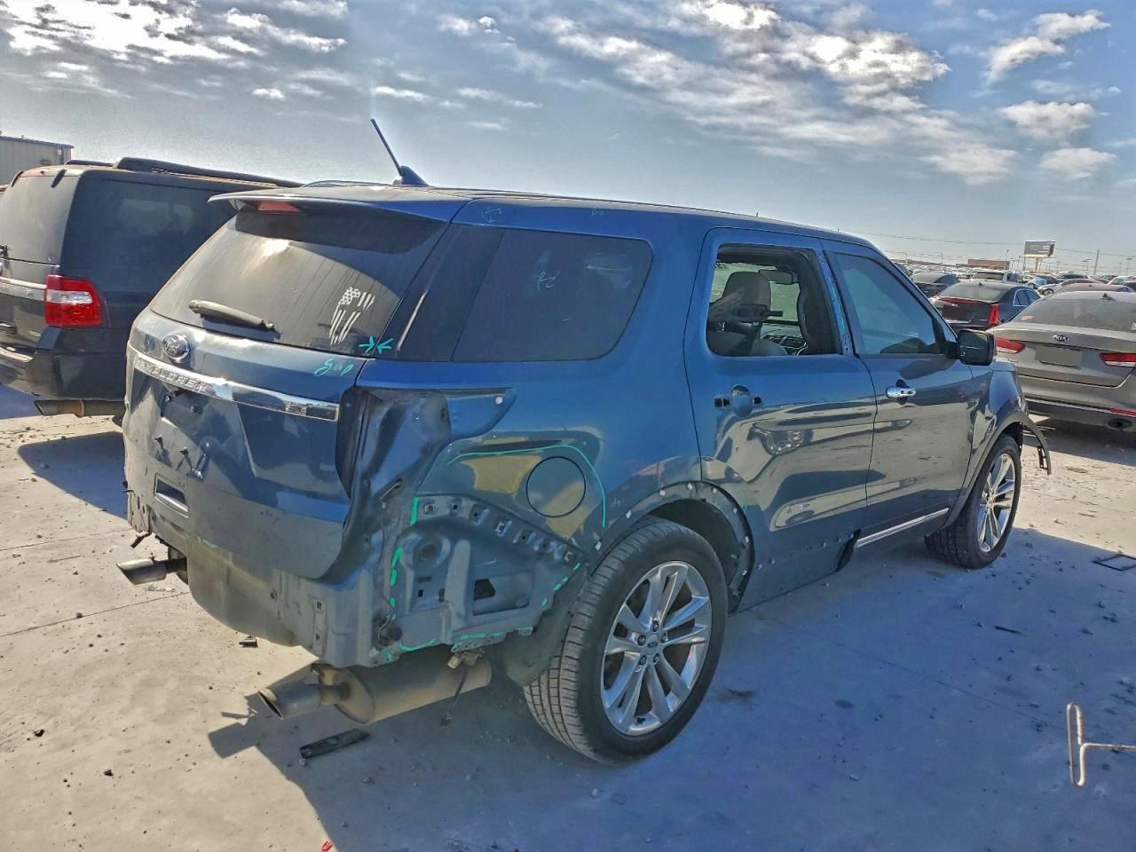 Ford Explorer Limited Image 12