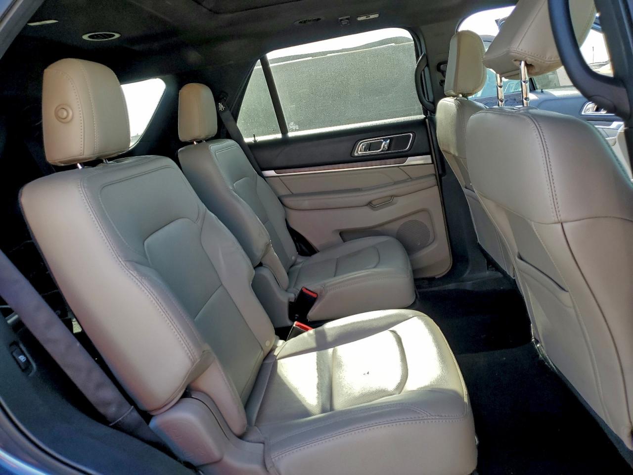 Ford Explorer Limited Image 8