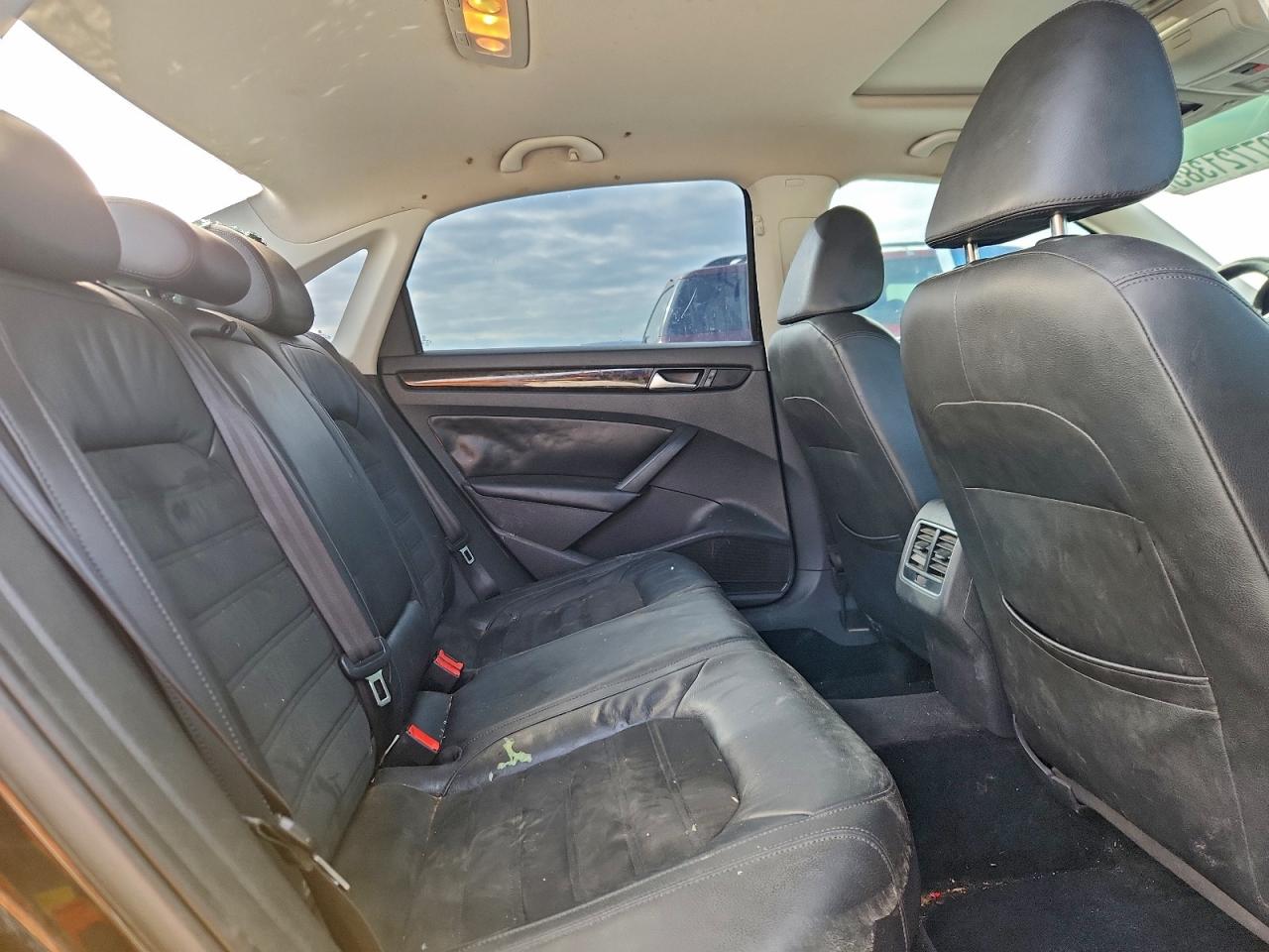 Volkswagen Passat Sel Image 7