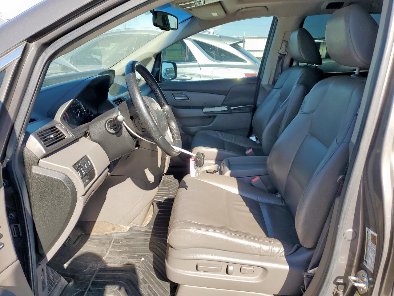Honda Odyssey Touring Image 2