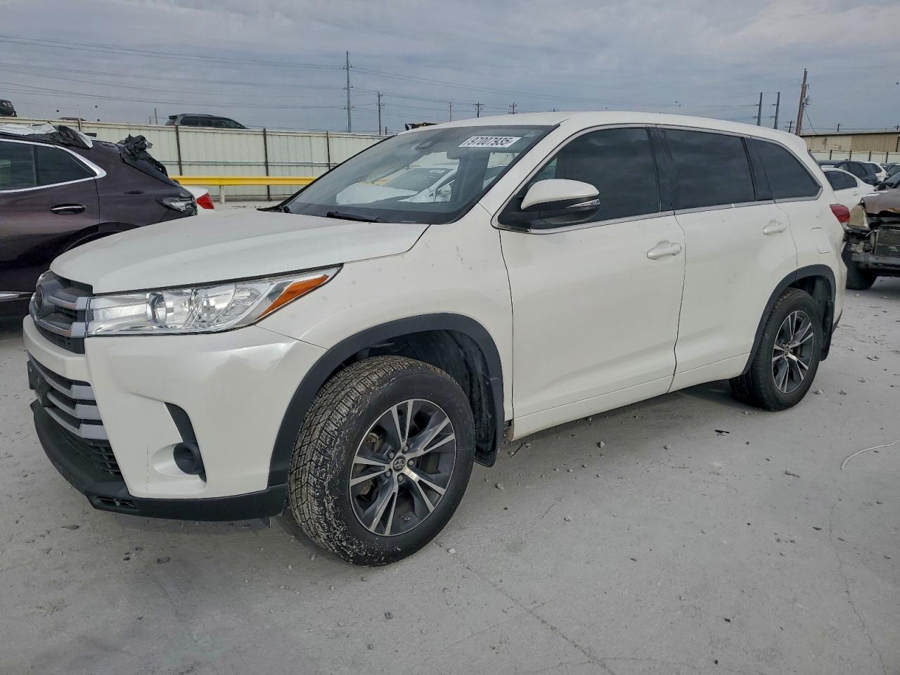 Toyota Highlander Le Image 1