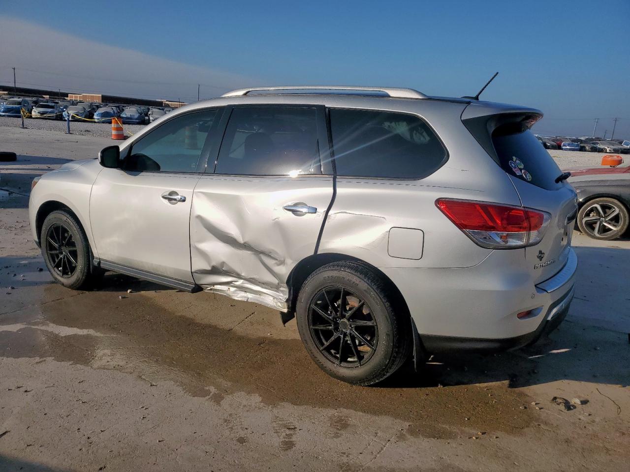 Nissan Pathfinder S Image 5