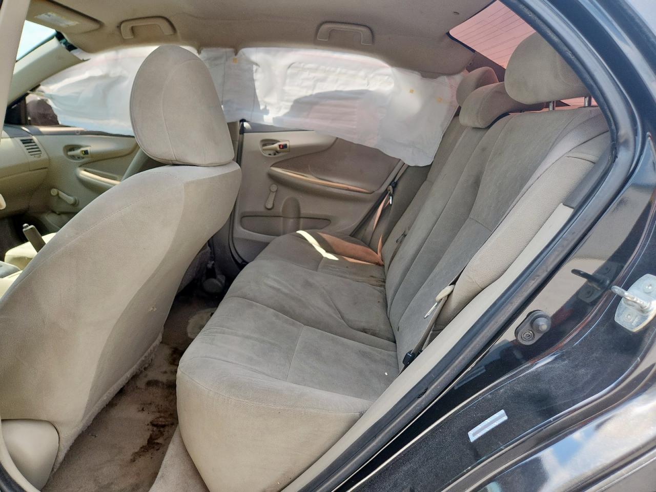 Toyota Corolla Base Image 10