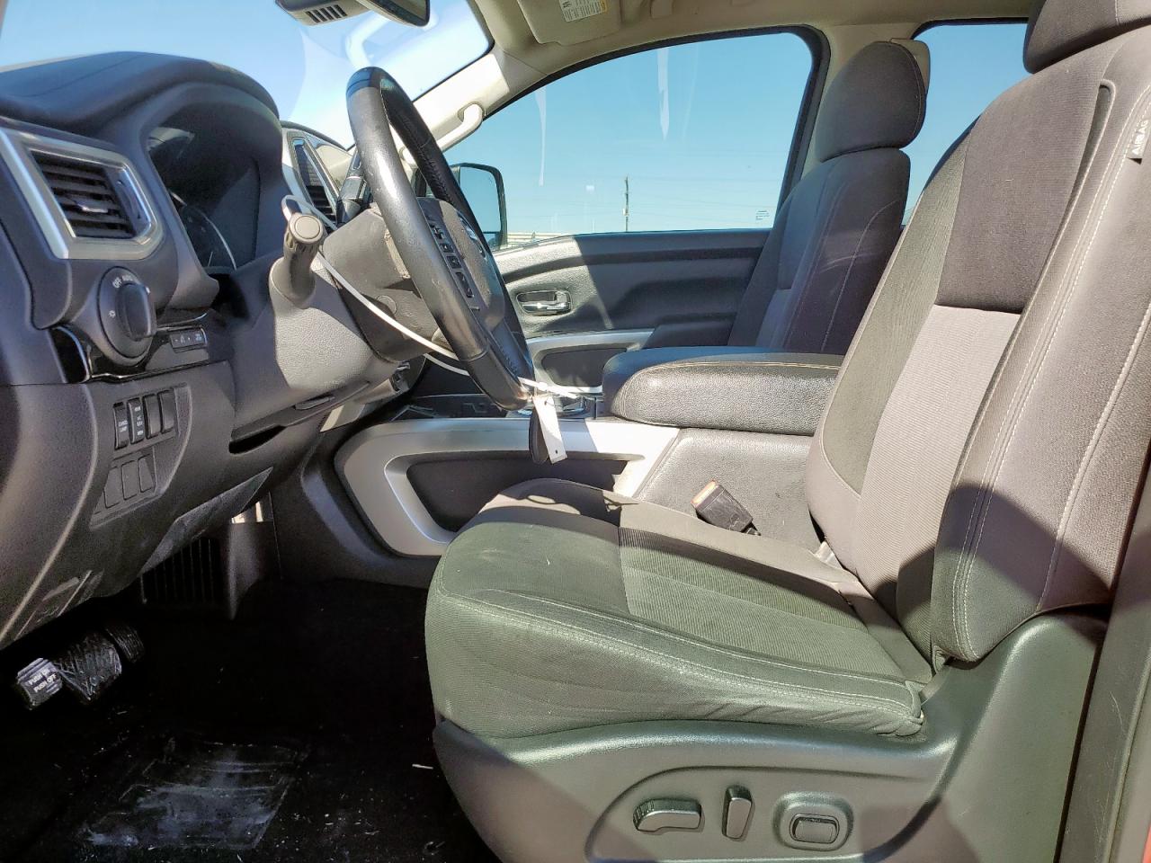 Nissan Titan Sv Image 12