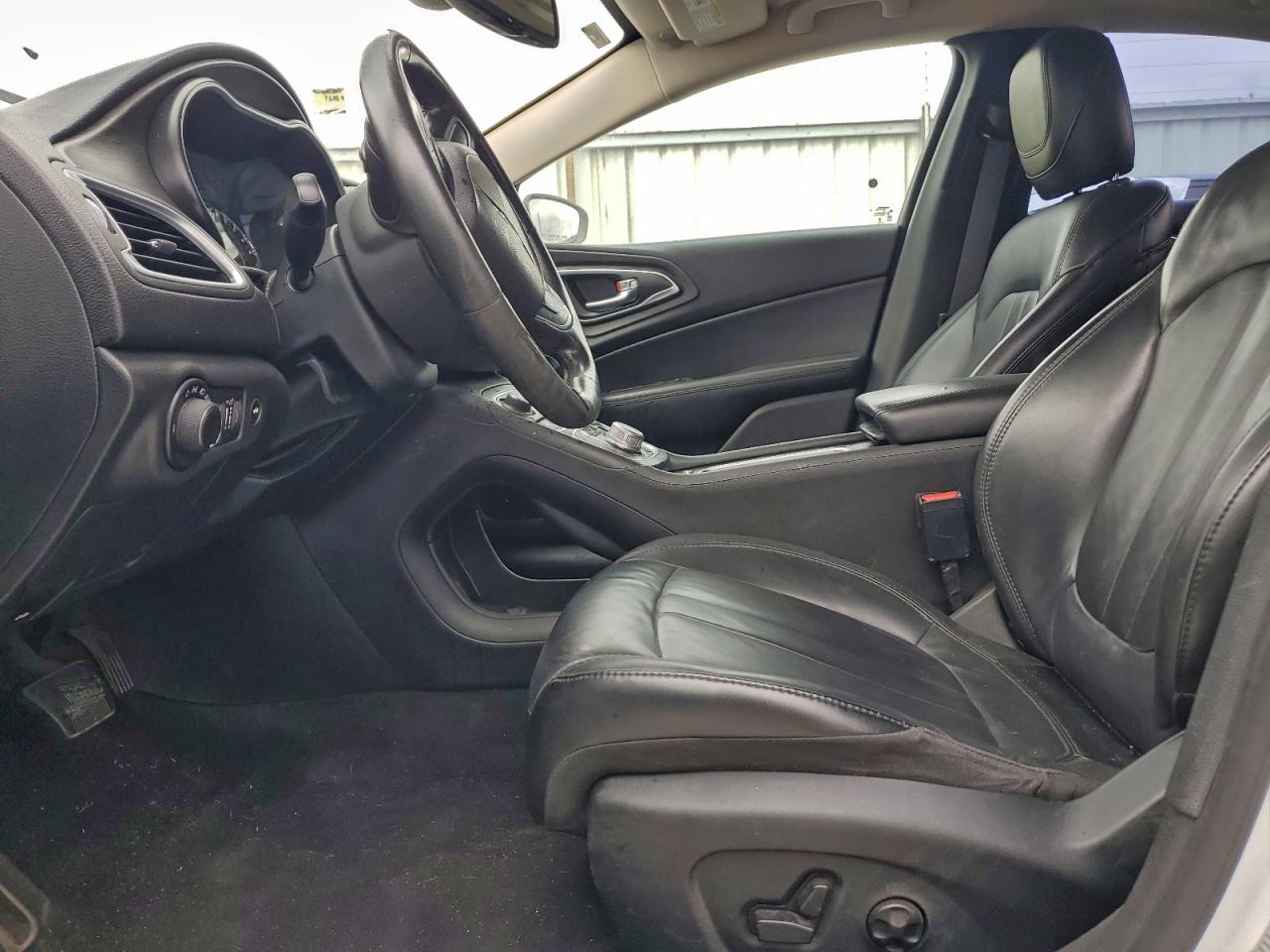 Chrysler 200 Limited Image 8