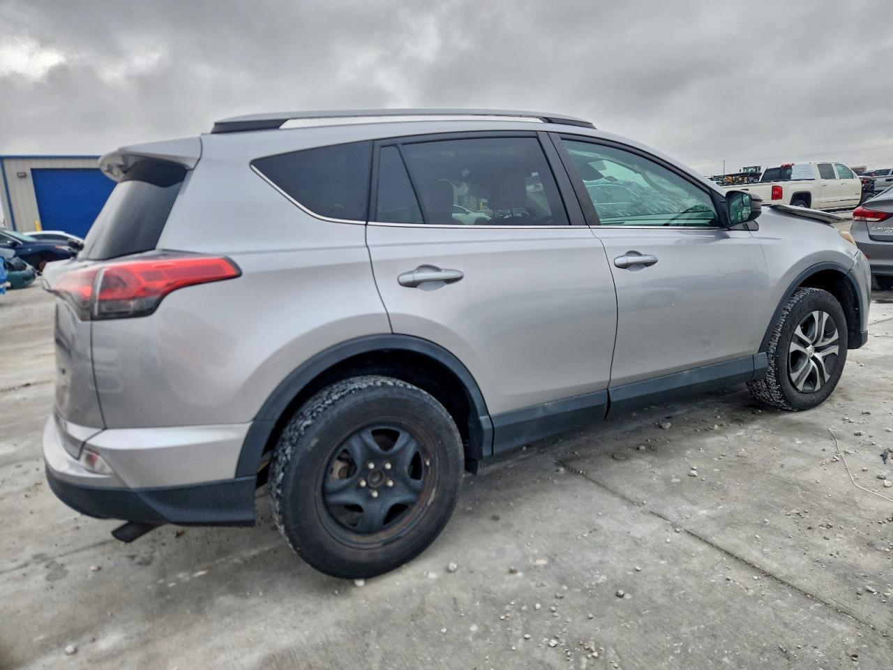 Toyota RAV4 Le Image 12