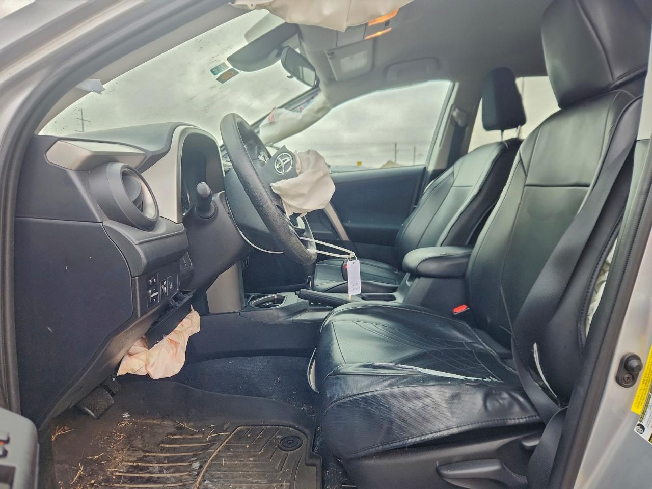 Toyota RAV4 Le Image 4