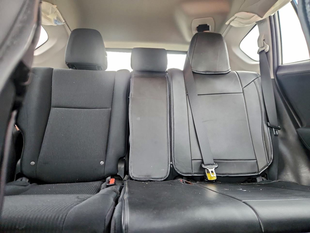 Toyota RAV4 Le Image 11