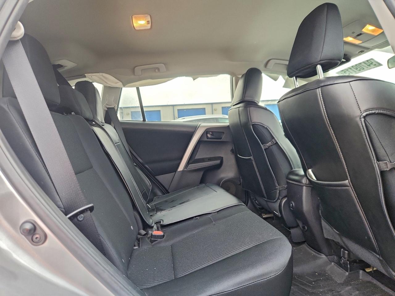 Toyota RAV4 Le Image 8