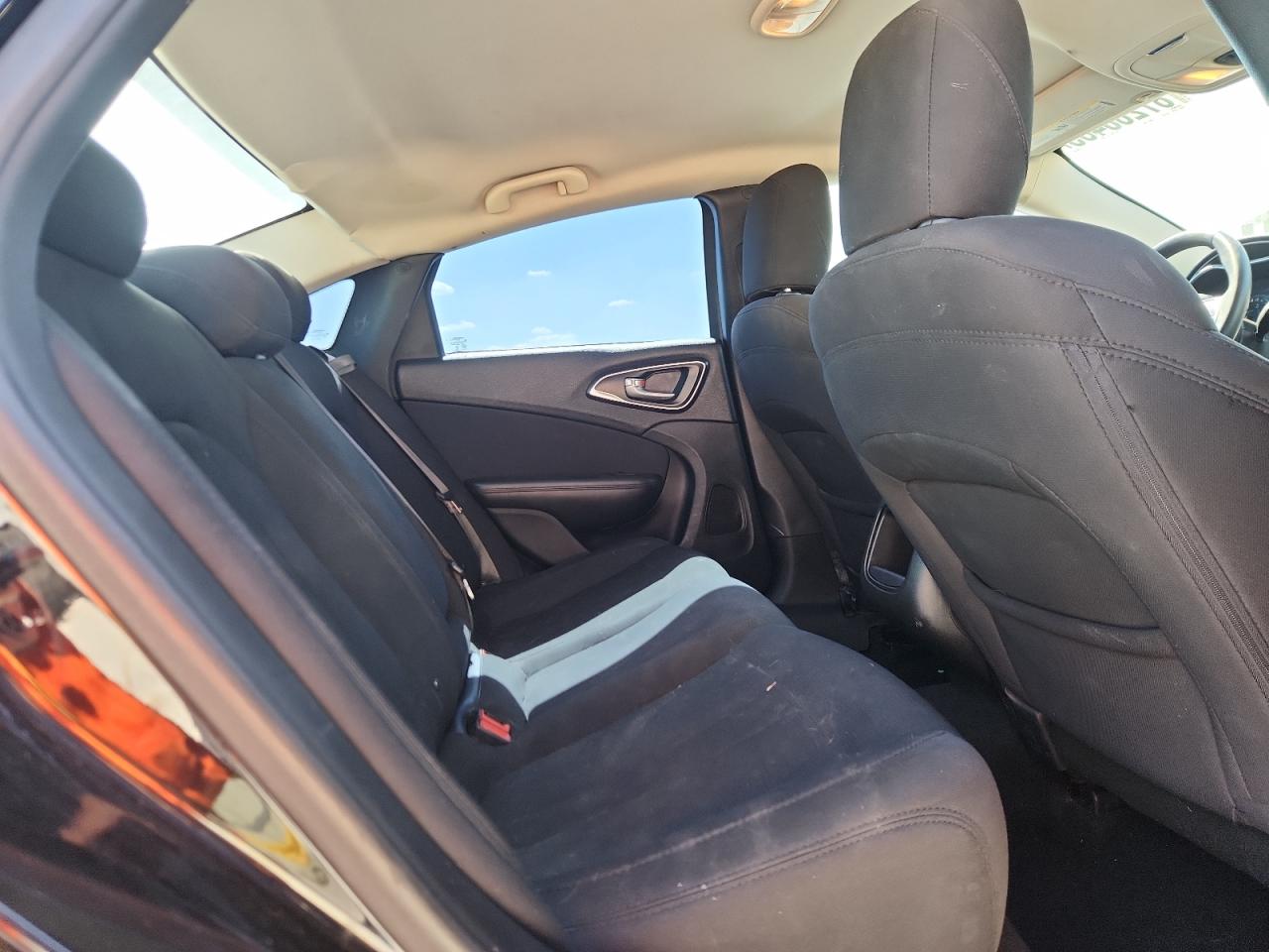 Chrysler 200 Limited Image 2