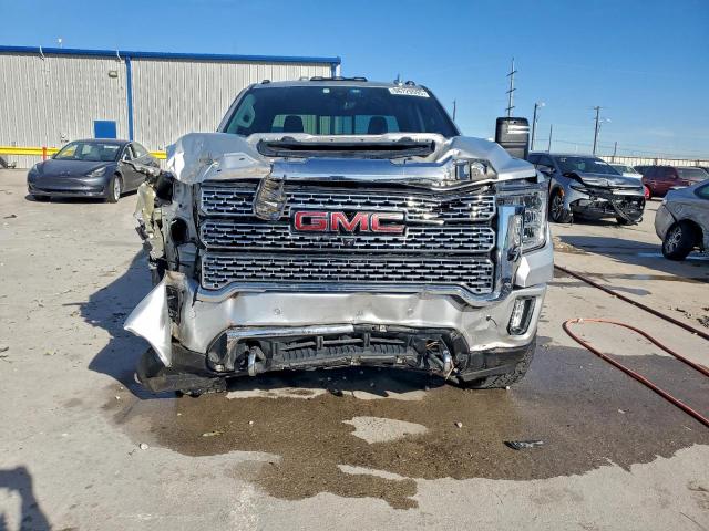 GMC Sierra K2500 Denali Image 4