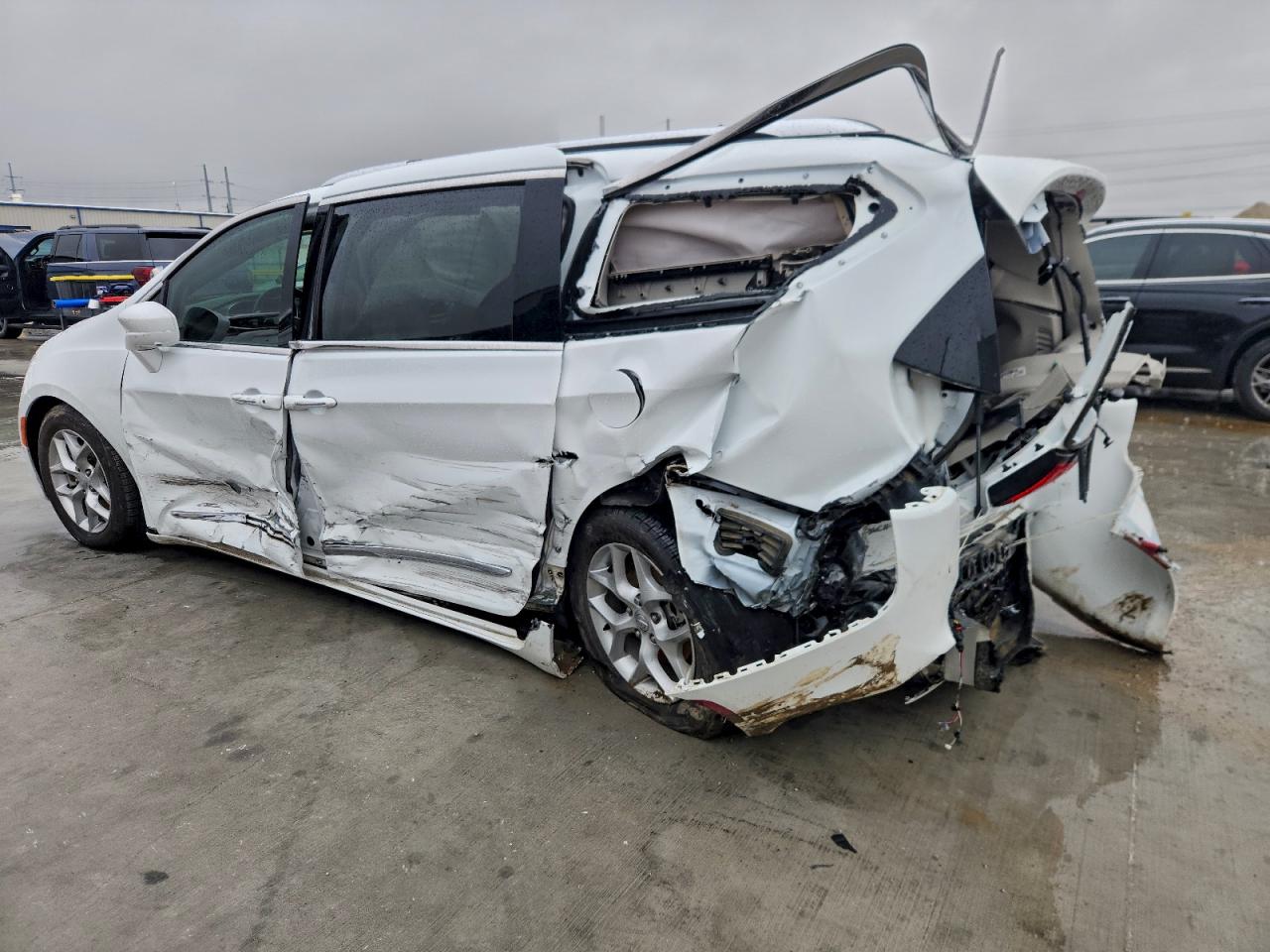 Chrysler Pacifica Touring L Plus Image 2