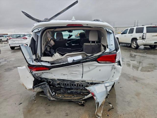 Chrysler Pacifica Touring L Plus Image 8