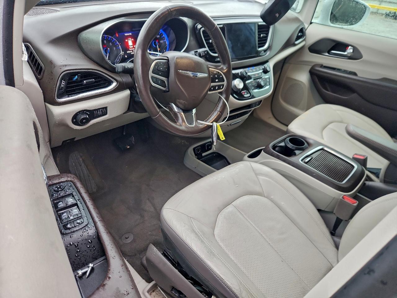 Chrysler Pacifica Touring L Plus Image 4