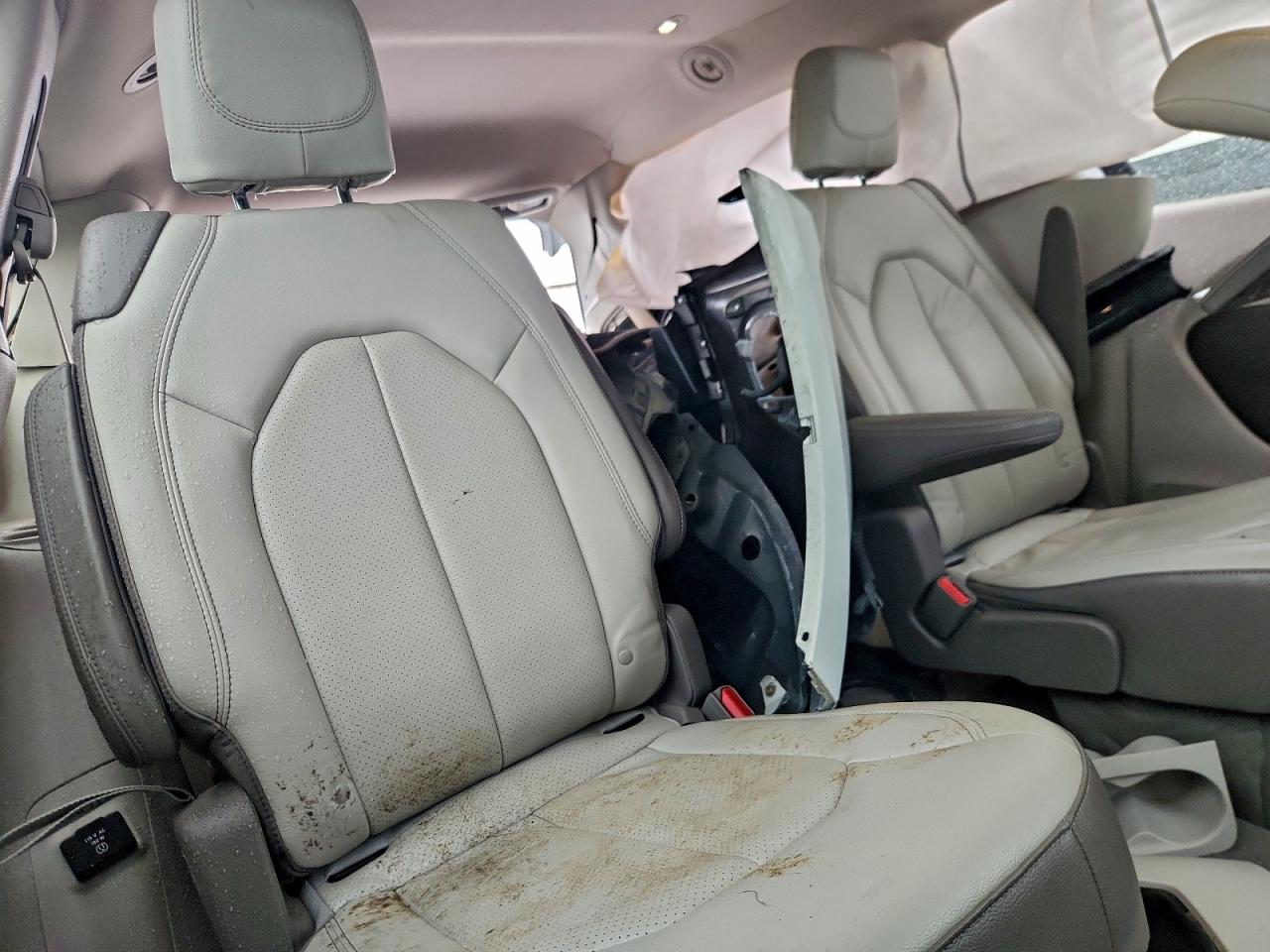 Chrysler Pacifica Touring L Plus Image 7