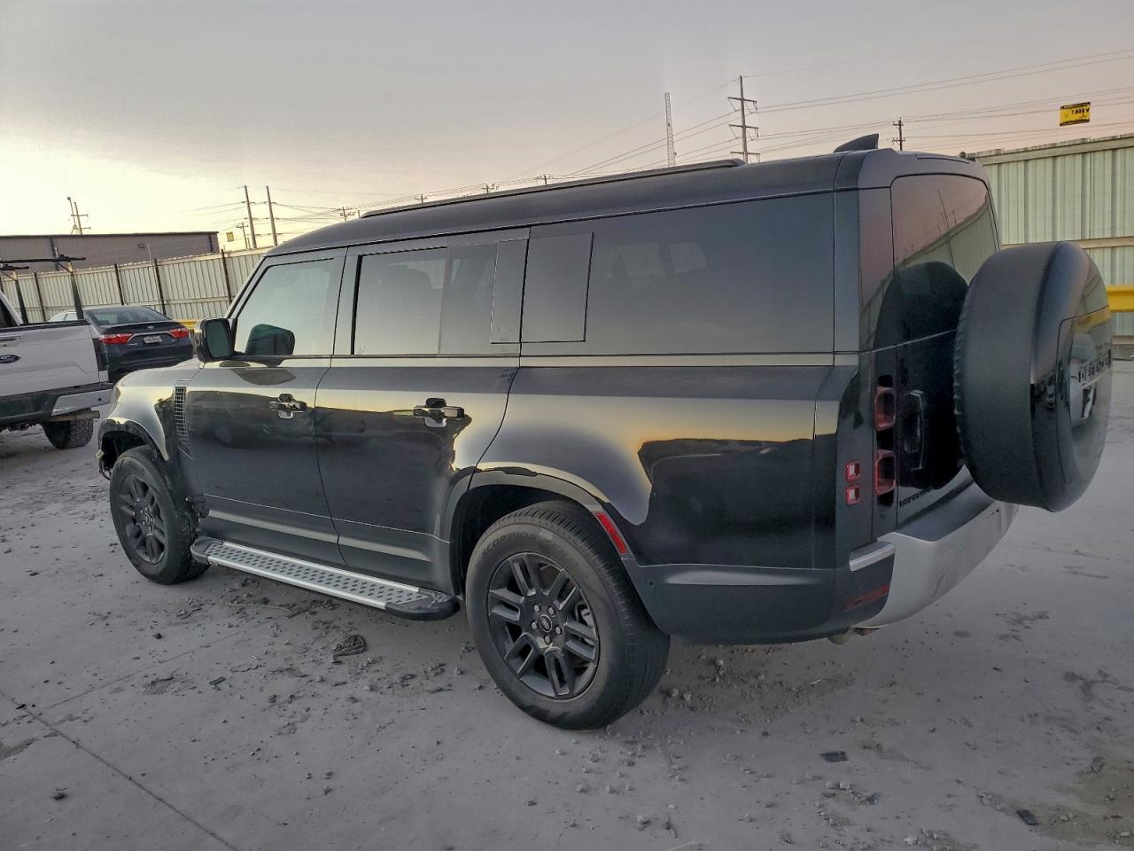 Land Rover Defender 130 S Image 4