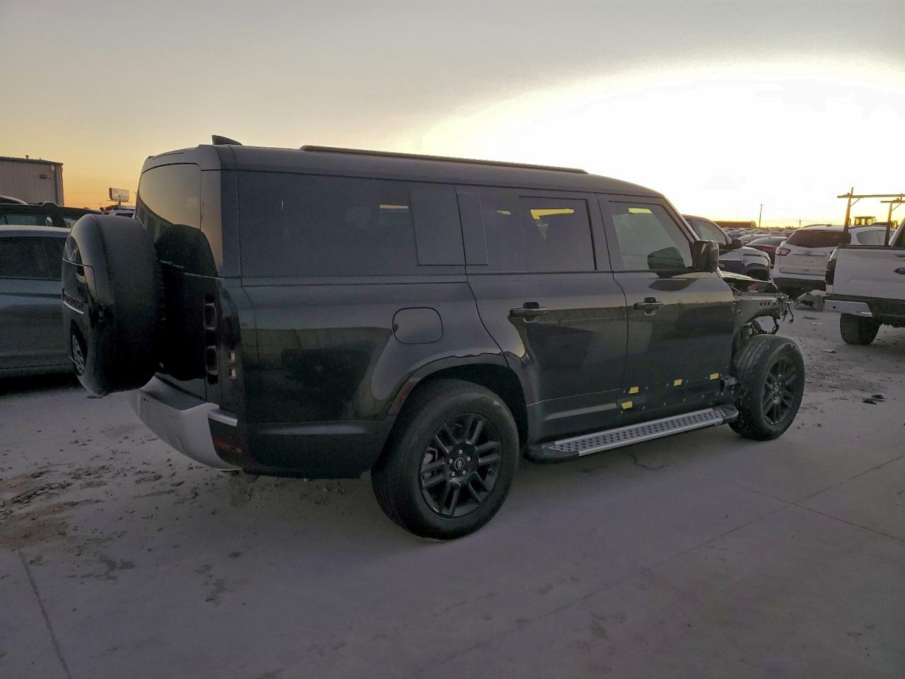 Land Rover Defender 130 S Image 12