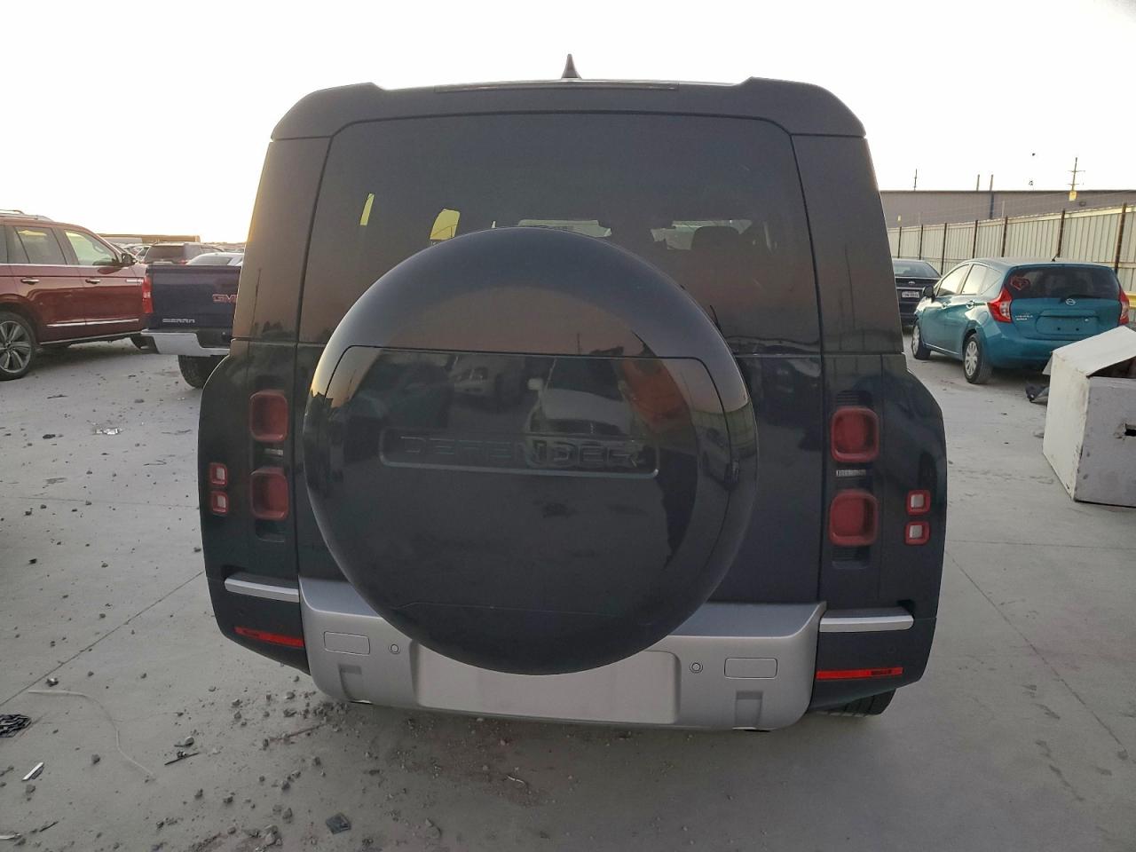 Land Rover Defender 130 S Image 14