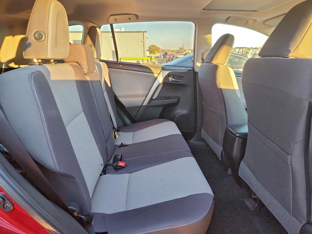 Toyota RAV4 Xle Image 4