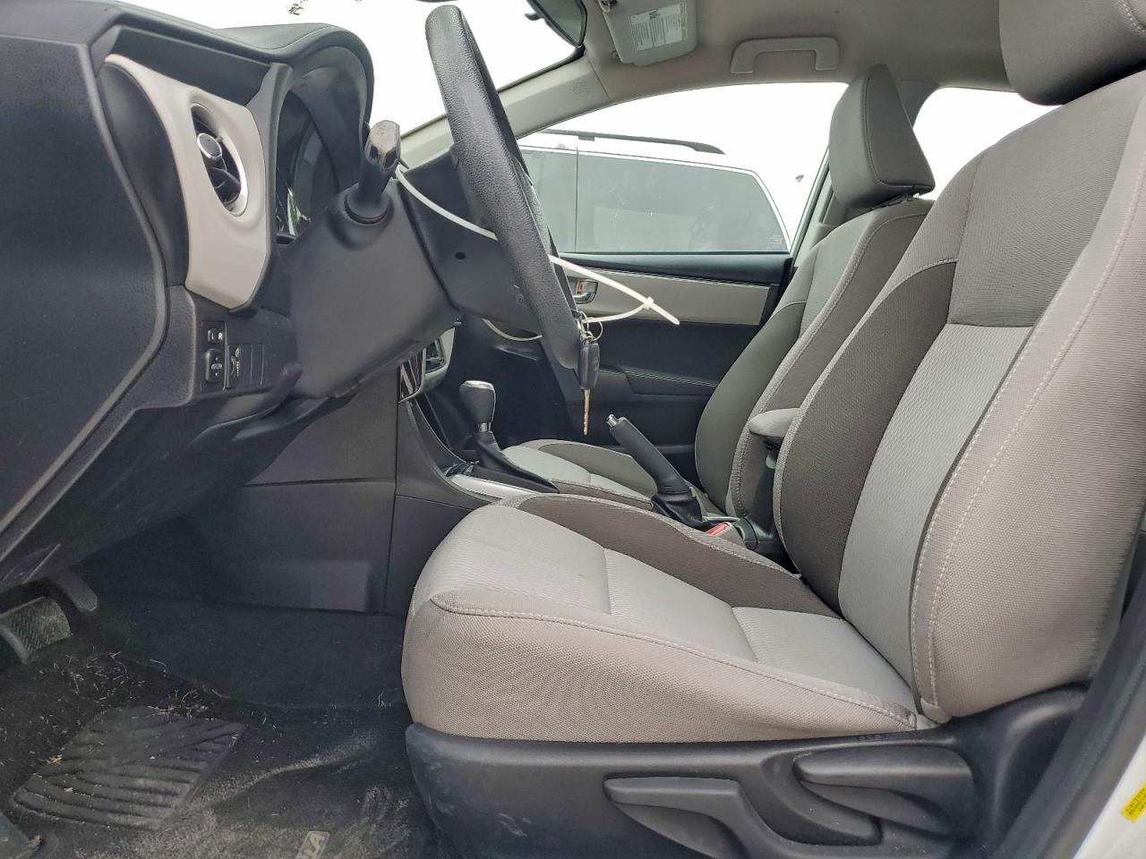 Toyota Corolla L Image 10