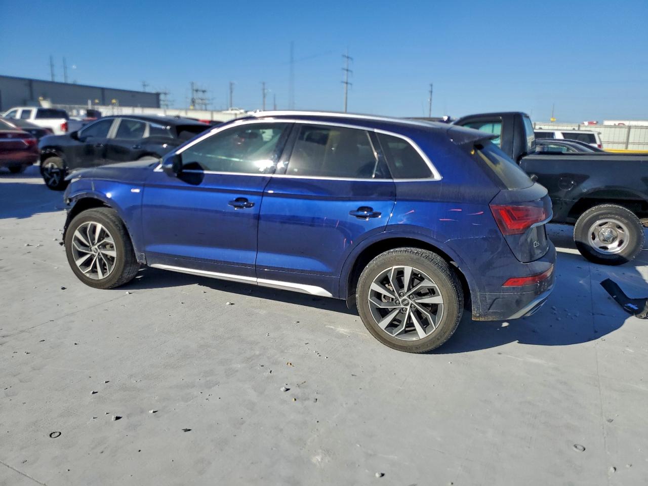 Audi Q5 Premium 45 Image 2