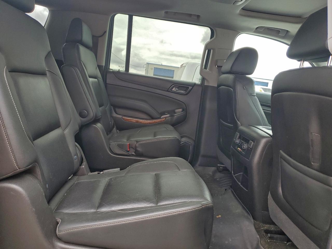 Chevrolet Suburban C1500 Ltz Image 9