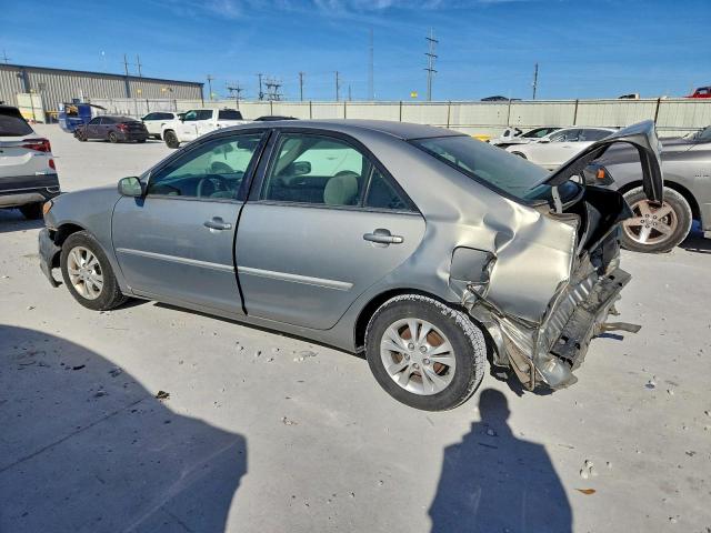 Toyota Camry Le Image 2